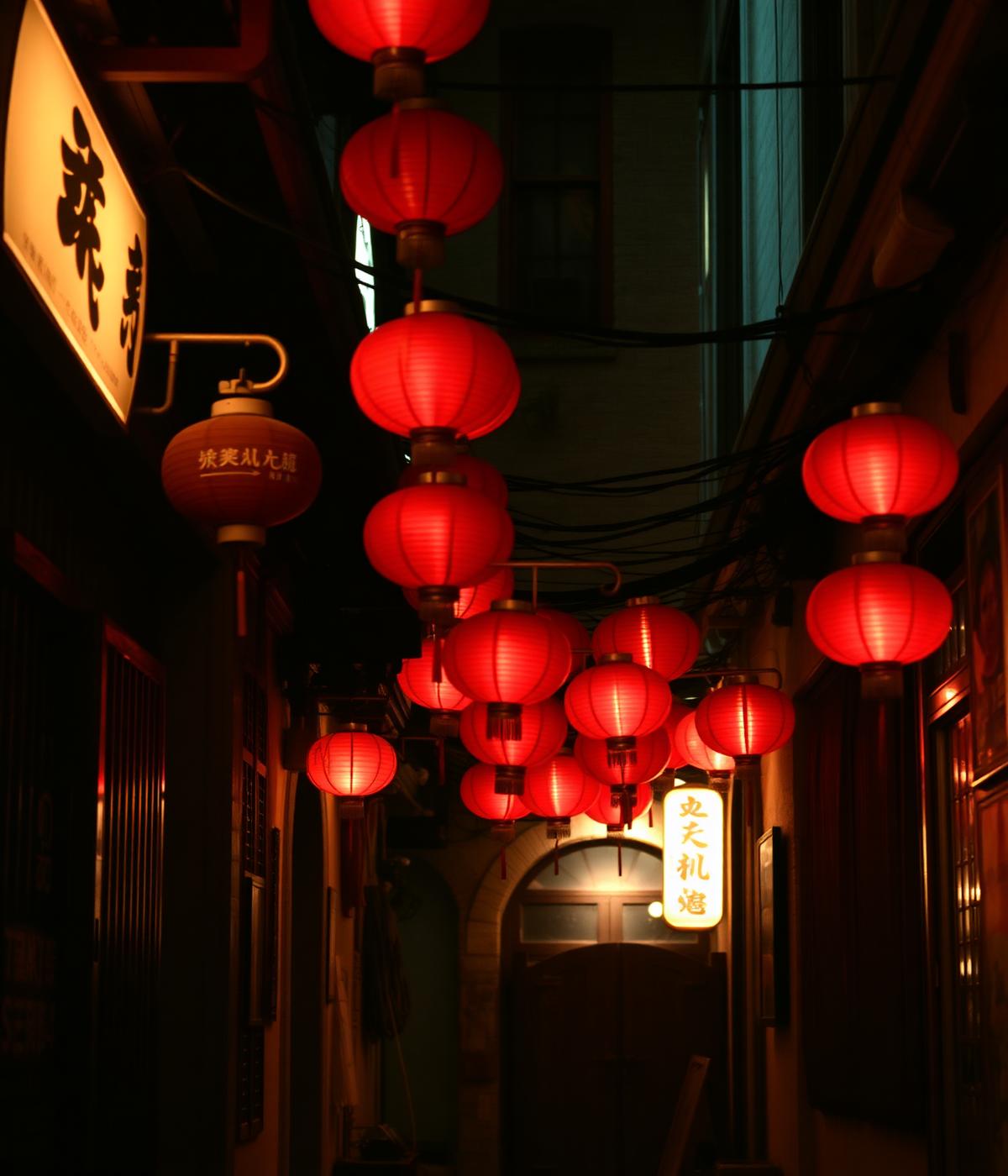 Ruelle traditionnelle de Xiguan éclairée par des lanternes rouges à Canton